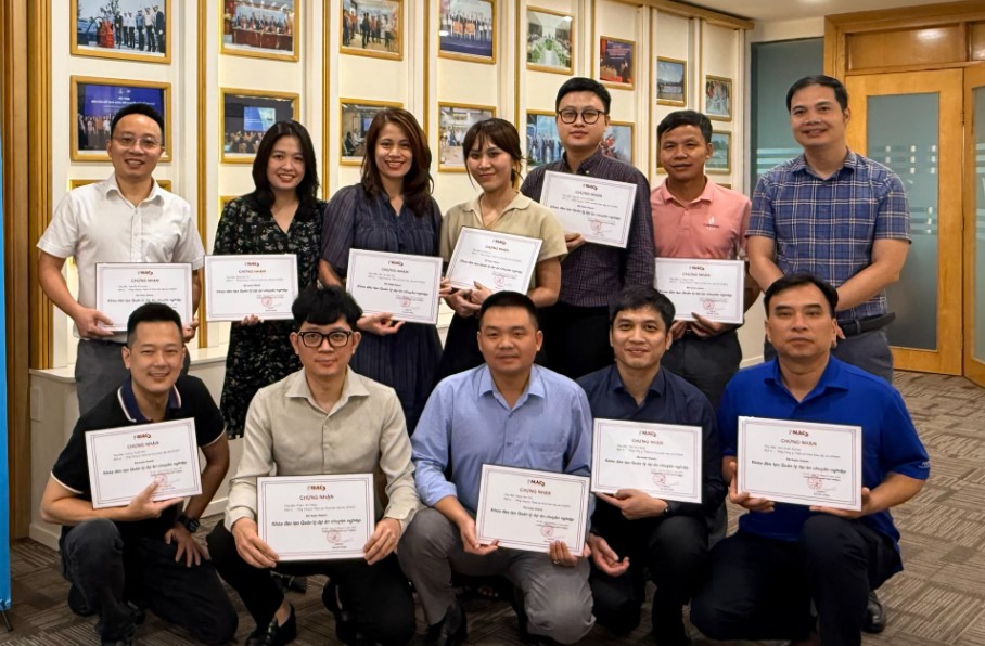 Học viên doanh nghiệp nhận chứng nhận hoàn thành chương trình đào tạo
