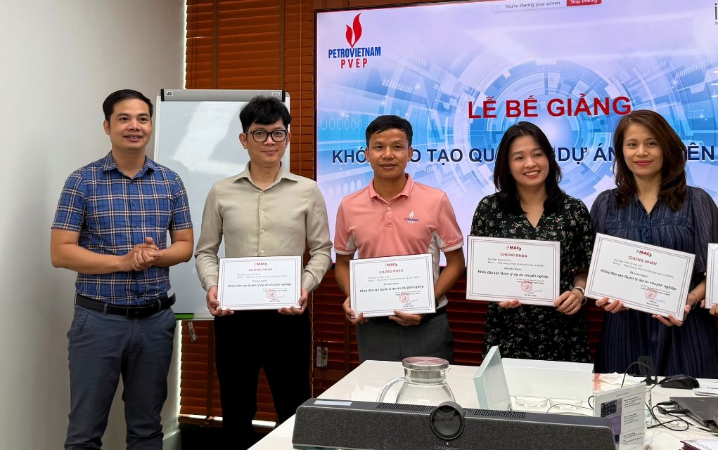 Lễ bế giảng khóa đào tạo quản lý dự án chuyên nghiệp cho học viên PVEP